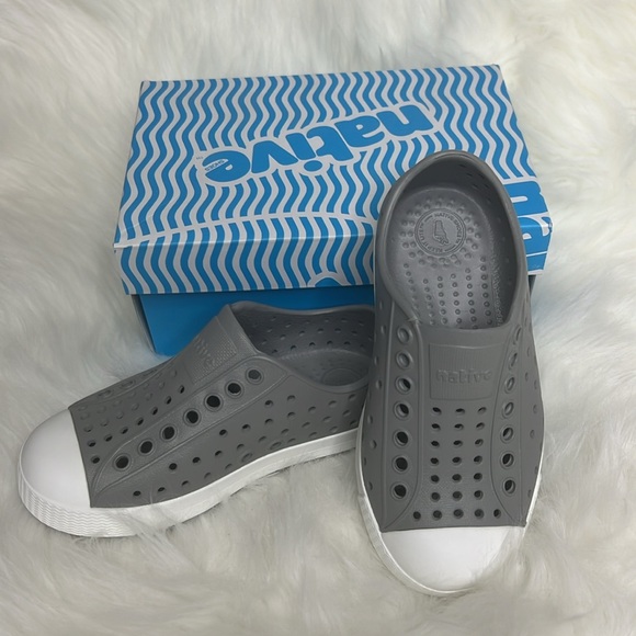 NWT Native Shoes Jefferson C9 Pigeon Gray Shell White - Picture 2 of 8